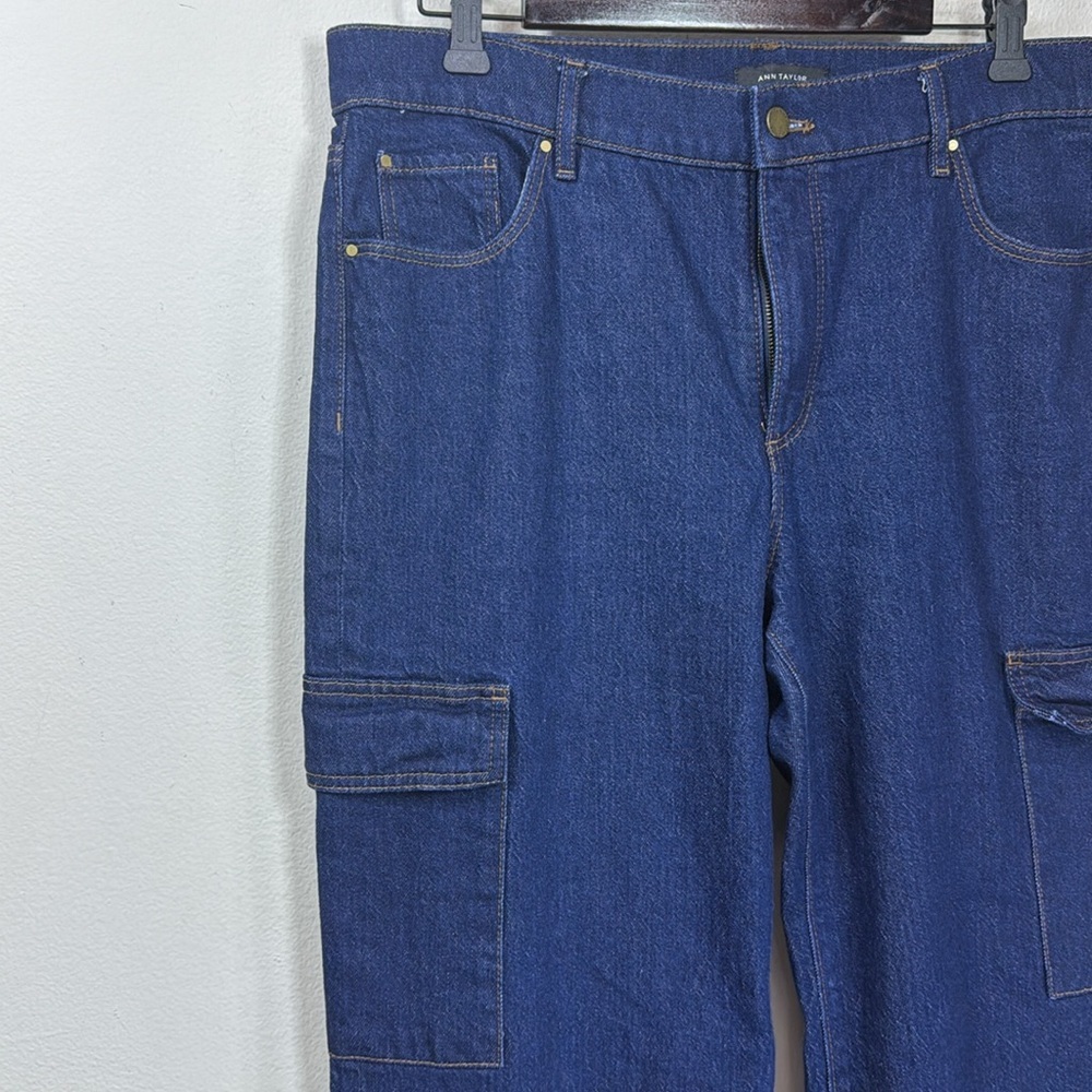 (R3) ANN TAYLOR
Wide-leg cargo jean with side pockets, size 12 P - Picture 3 of 16
